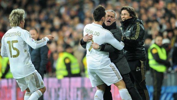 活塞逆转击败开拓者，坎宁安和邓罗关键表现助力取胜，展现强大韧性。（活塞逆袭擒下开拓者，坎宁安与邓罗关键时刻发力，韧性尽显）