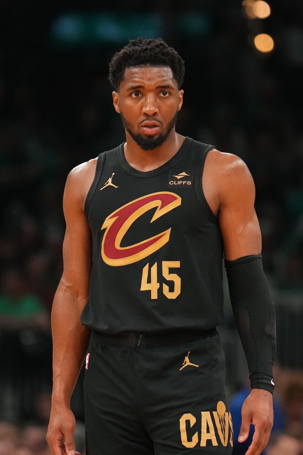 足球意大利名帅重返教练席，引全球媒体关注（意大利足坛名帅回归执教，全球媒体聚焦）