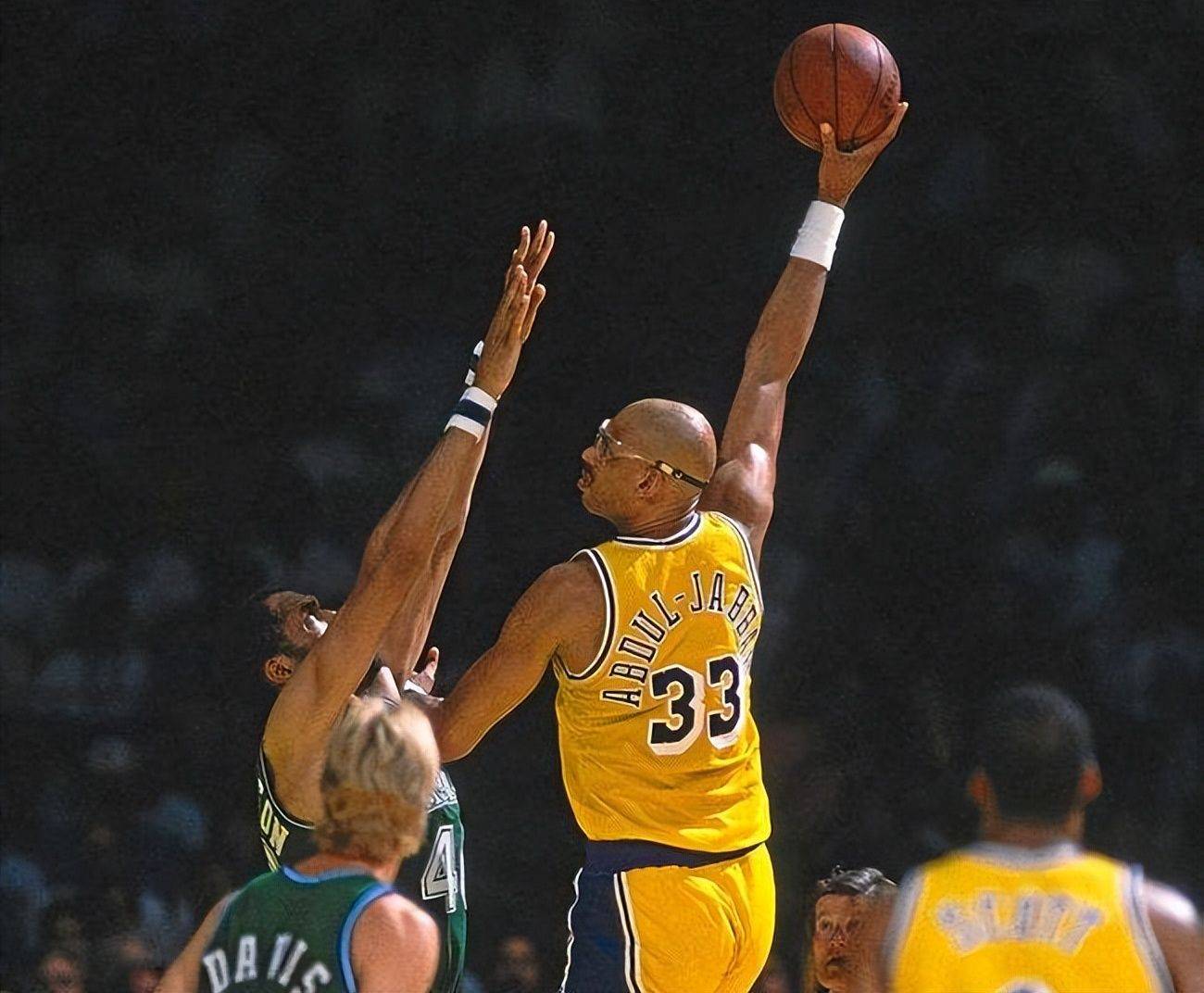 梅西以两次助攻助国际迈阿密首度称霸全美，引发海外球迷热议（梅西两次助攻助力国际迈阿密首夺全美桂冠，海外球迷热议）