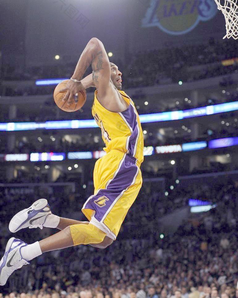 姆巴佩晒手拿全场MVP奖杯和比赛用球照片：团结一致✊🏽（姆巴佩晒照：手捧全场最佳奖杯与比赛用球，团结一心✊🏽）