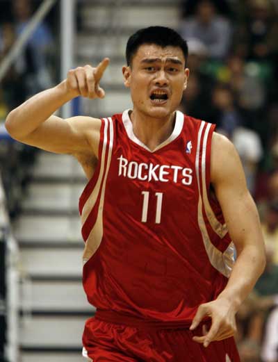 桑德兰悍将诺亚·萨迪基跑动能力惊人。（桑德兰猛将诺亚·萨迪基展现惊人跑动能力）