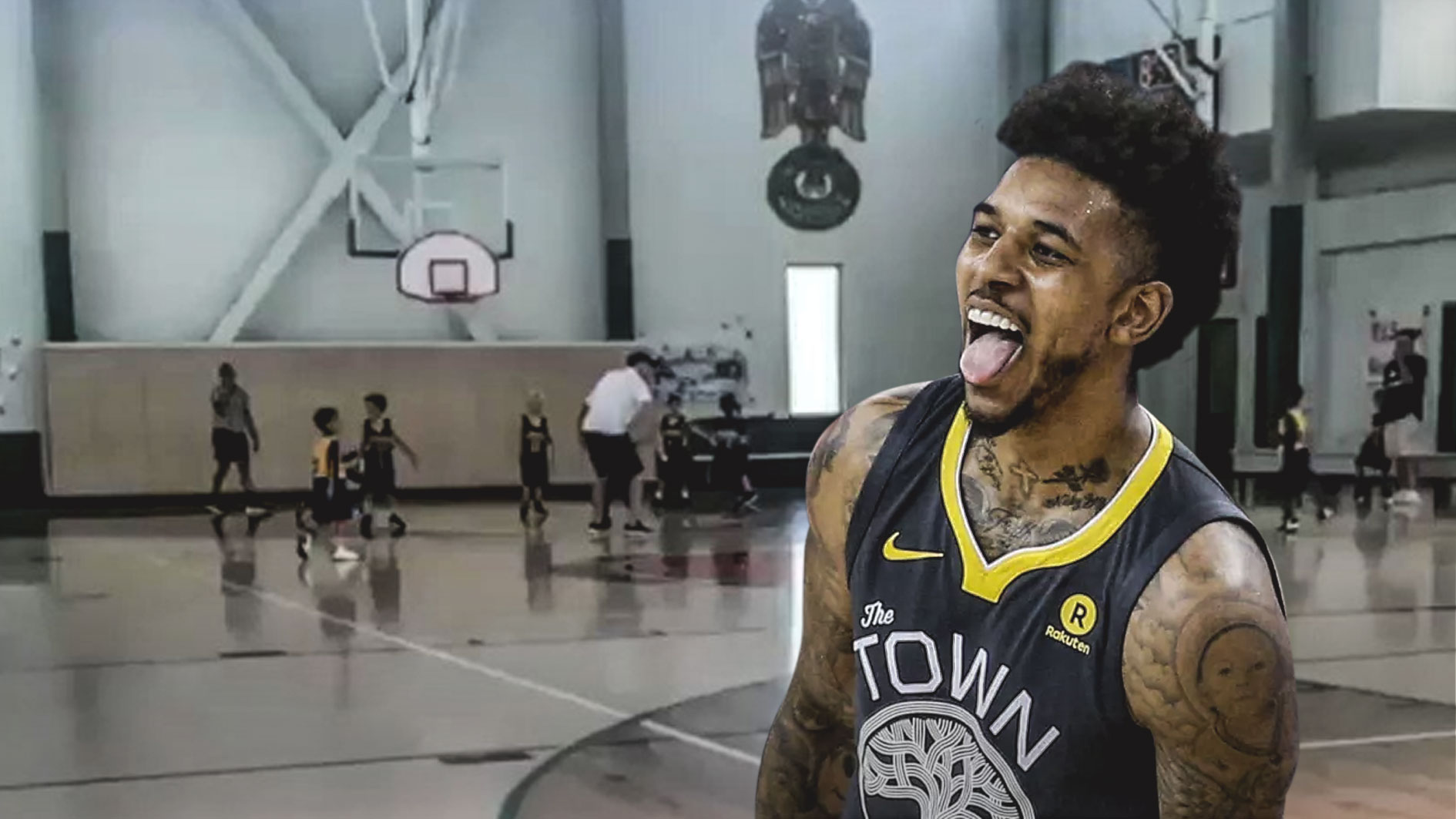 时间刚刚好！付豪底线持球强攻 转身勾手压哨命中（恰到好处！付豪底线强突转身勾手压哨命中）