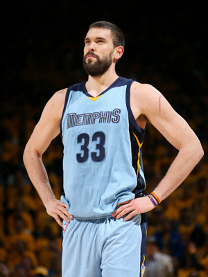 雷霆与马刺对决：三分球差距决定胜负的关键（雷霆与马刺交锋：三分火力悬殊成胜负手）